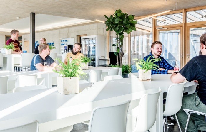 Eine Gruppe von Menschen sitzen im shopware HQ und unterhalten sich.